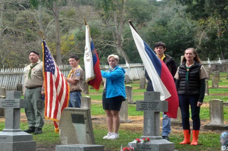Церемония на кладбище с флагами США и Чехии